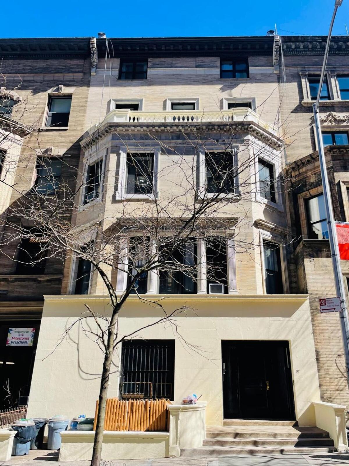 74-1c New With Private Outdoors - Gym Apartment